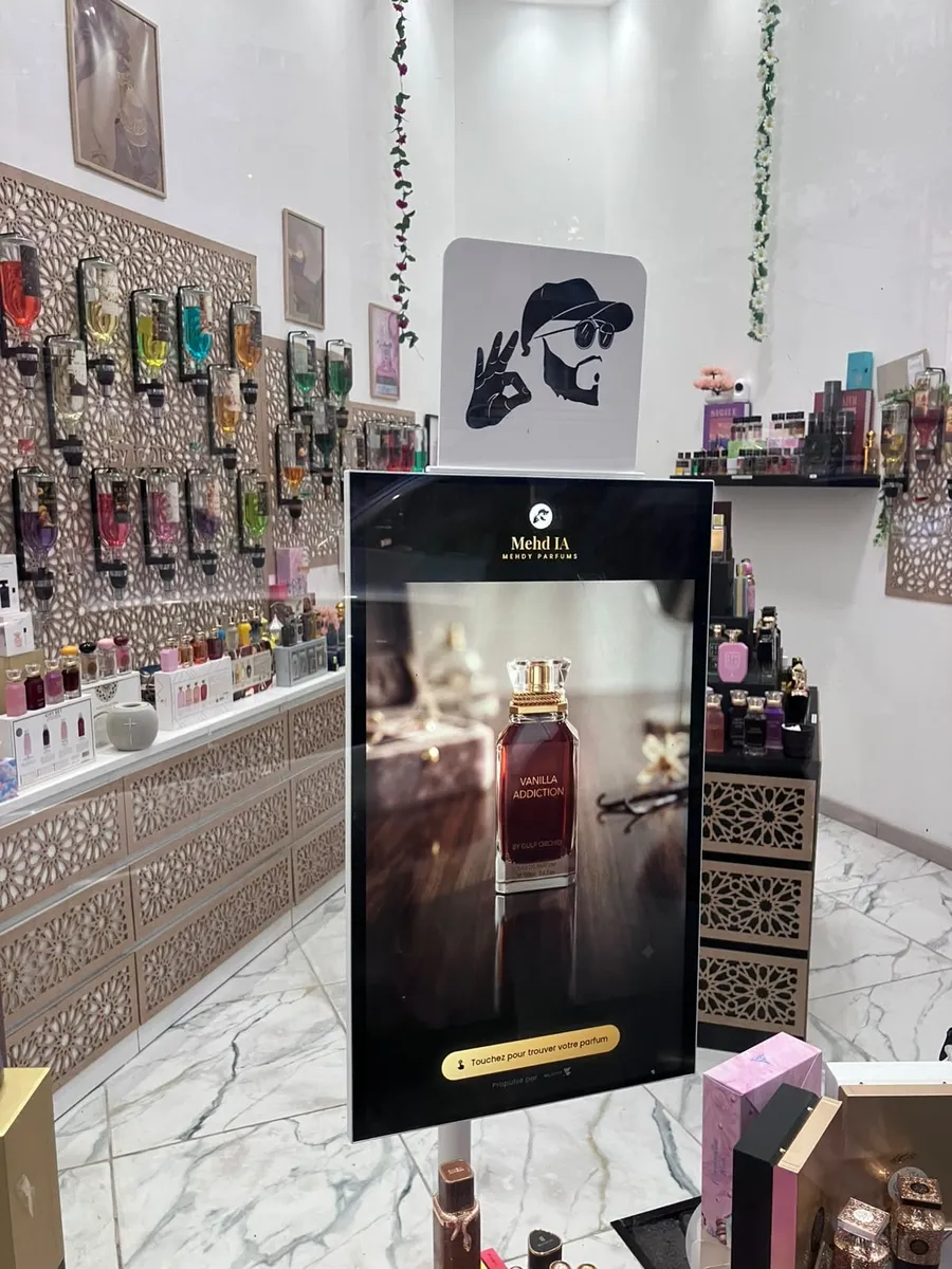 Borne Aura installée dans la boutique Les Parfums by Mehdy